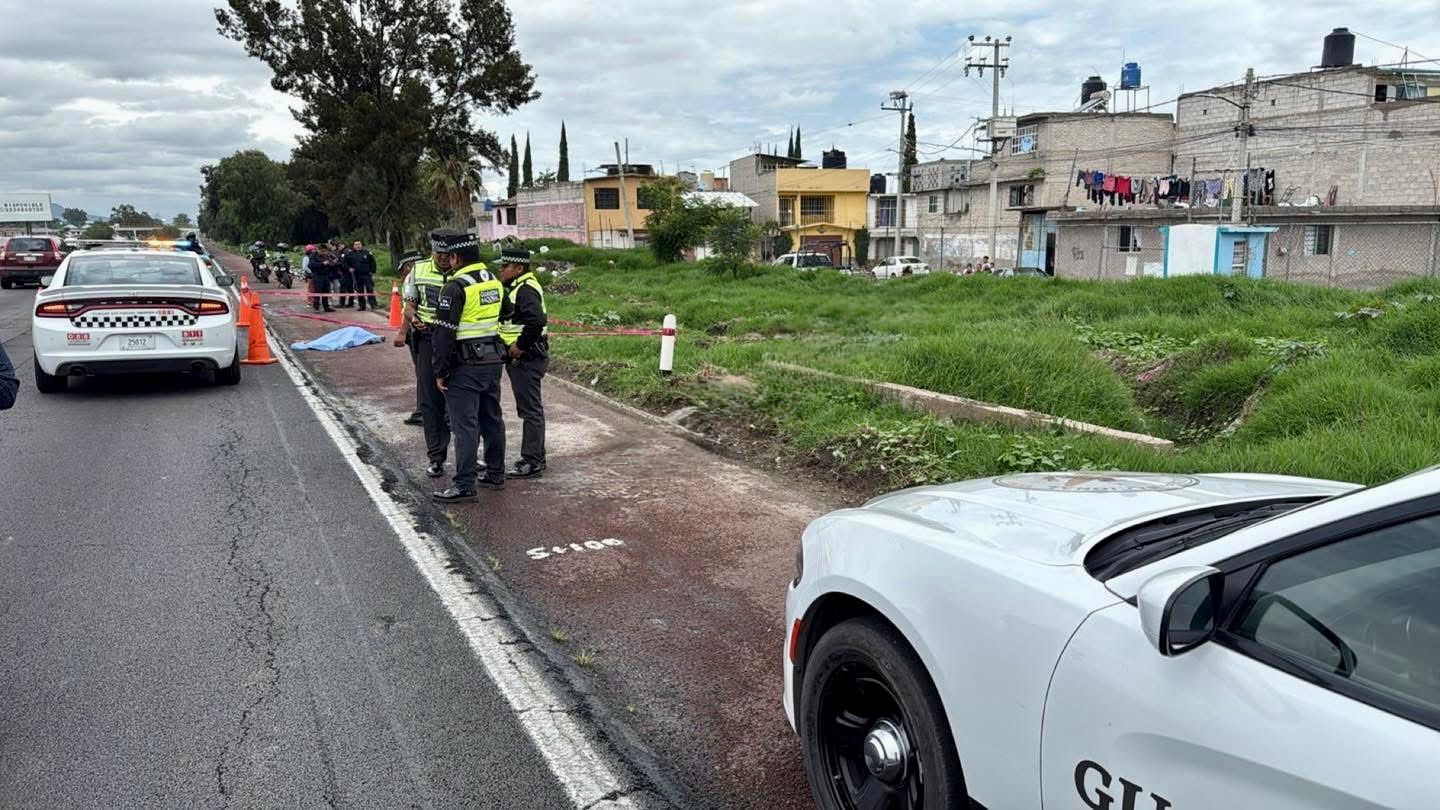 Motociclista arrolla a madre e hija en la México-Tulancingo; huye del lugar