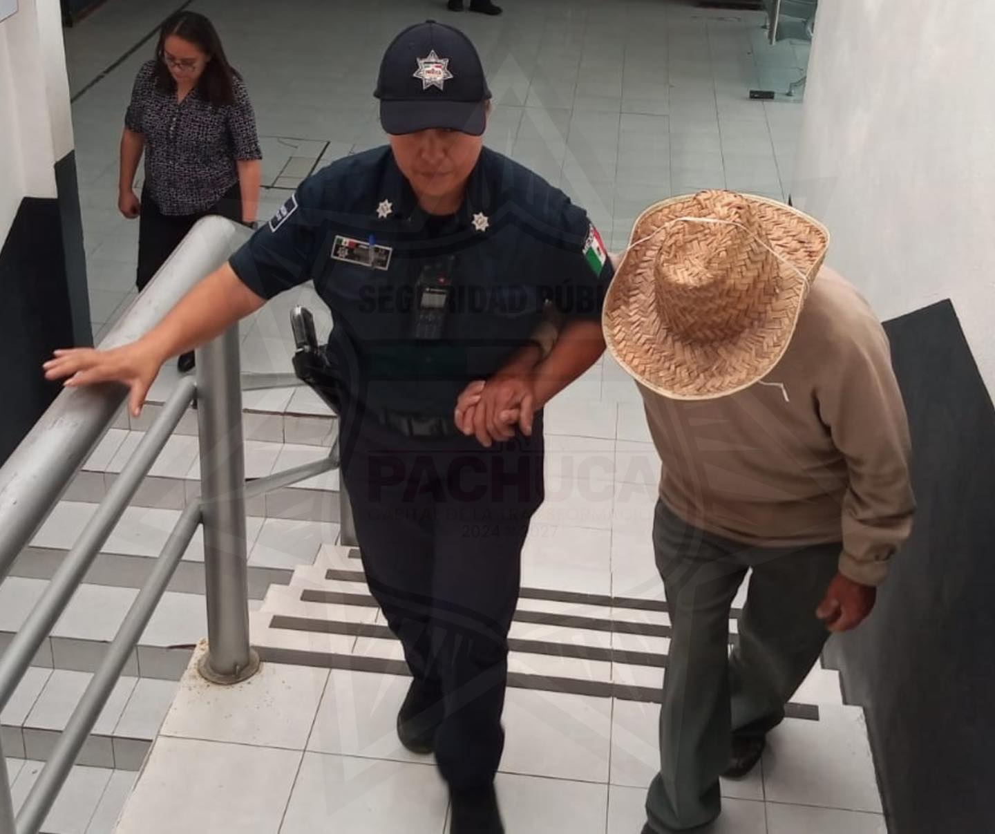 Abuelito se pierde en Pachuca y es resguardado por policías municipales