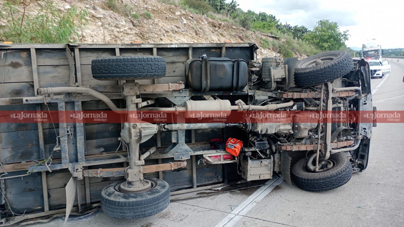 Arco Norte: vuelca camión de carga y genera gran derrame de pegamento