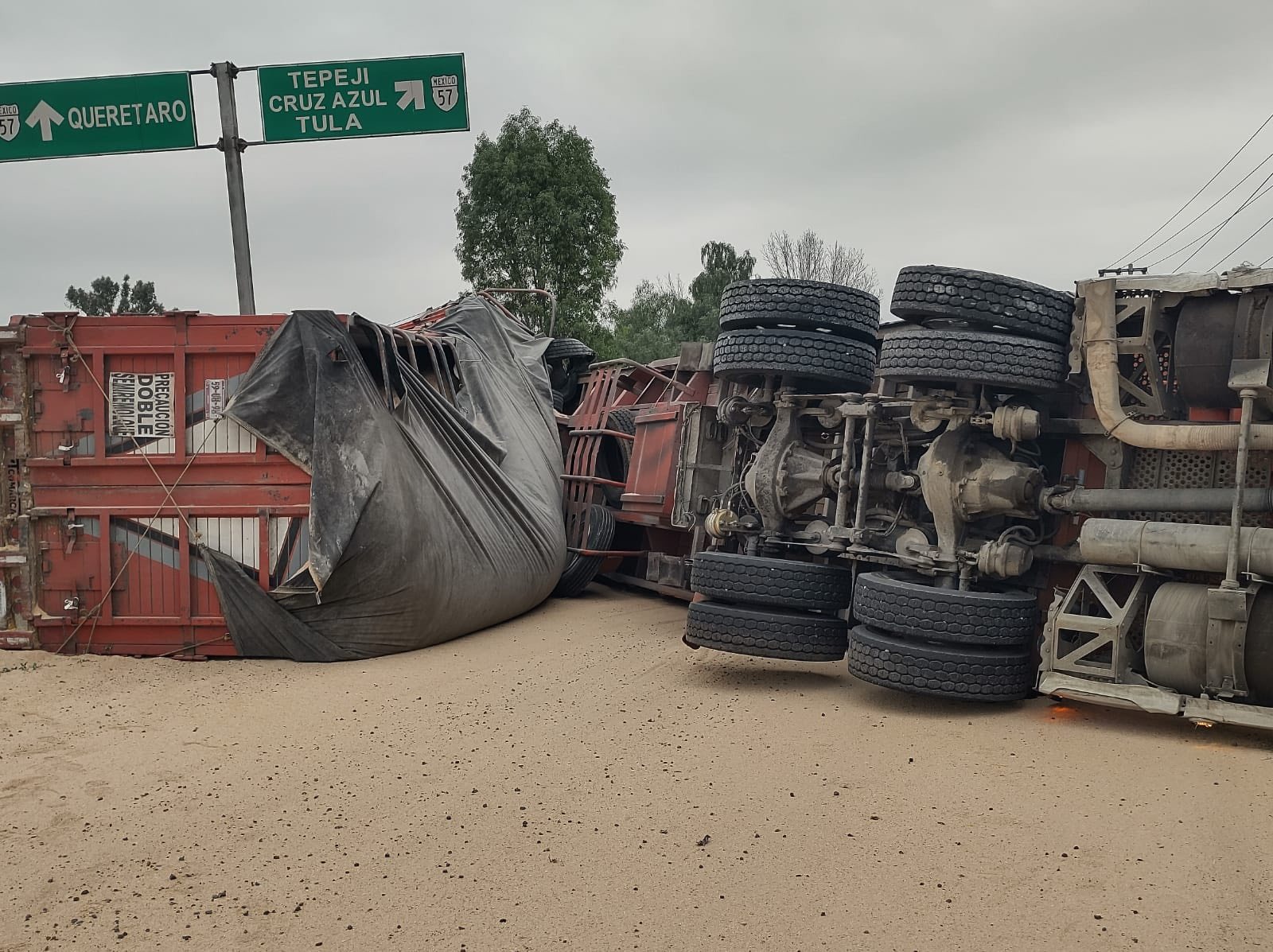 Rapiña tras volcadura de tráiler en la autopista México-Querétaro