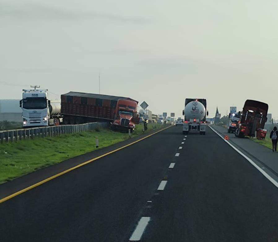 Tráiler provoca afectaciones viales en la autopista México-Tuxpan
