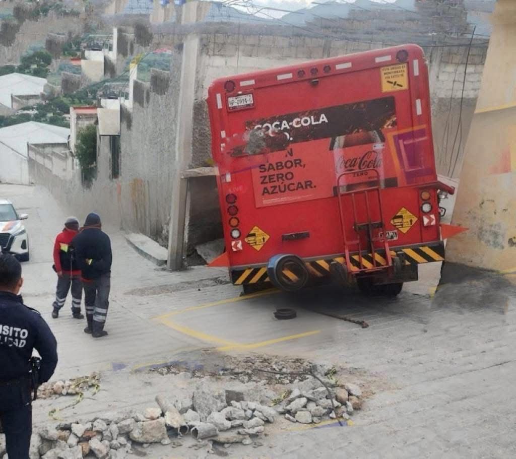 Camión repartidor choca contra casa en Mineral de la Reforma