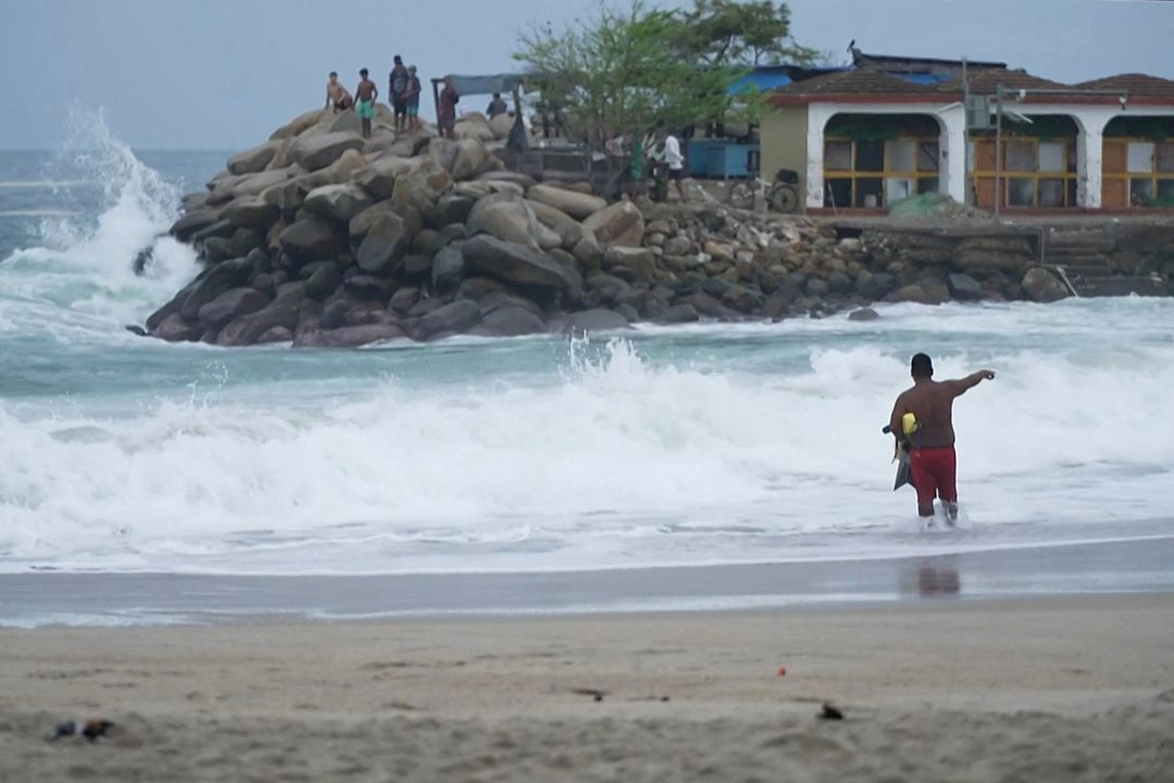Huracán ‘Erick’ impacta México como categoría 3