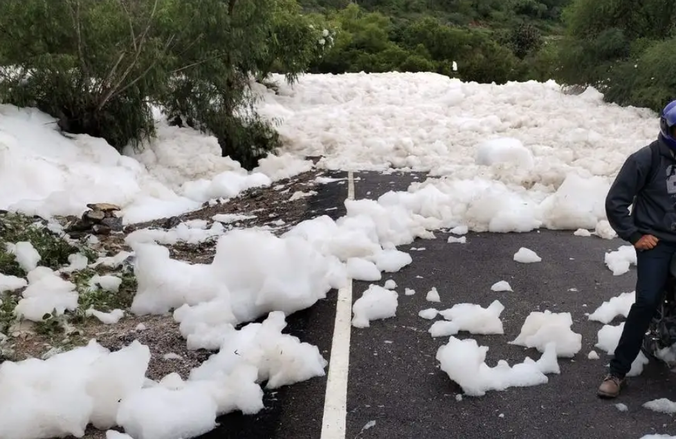 Espuma tóxica invade carretera en Valle del Mezquital, Hidalgo