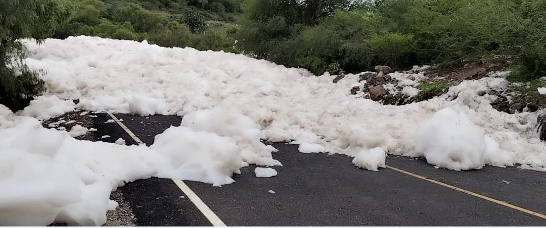 Sin fecha para reabrir carretera invadida por espuma tóxica en Hidalgo