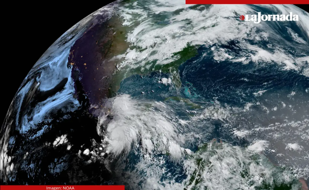 “Erick” se convierte en huracán y amenaza costa del sur de México