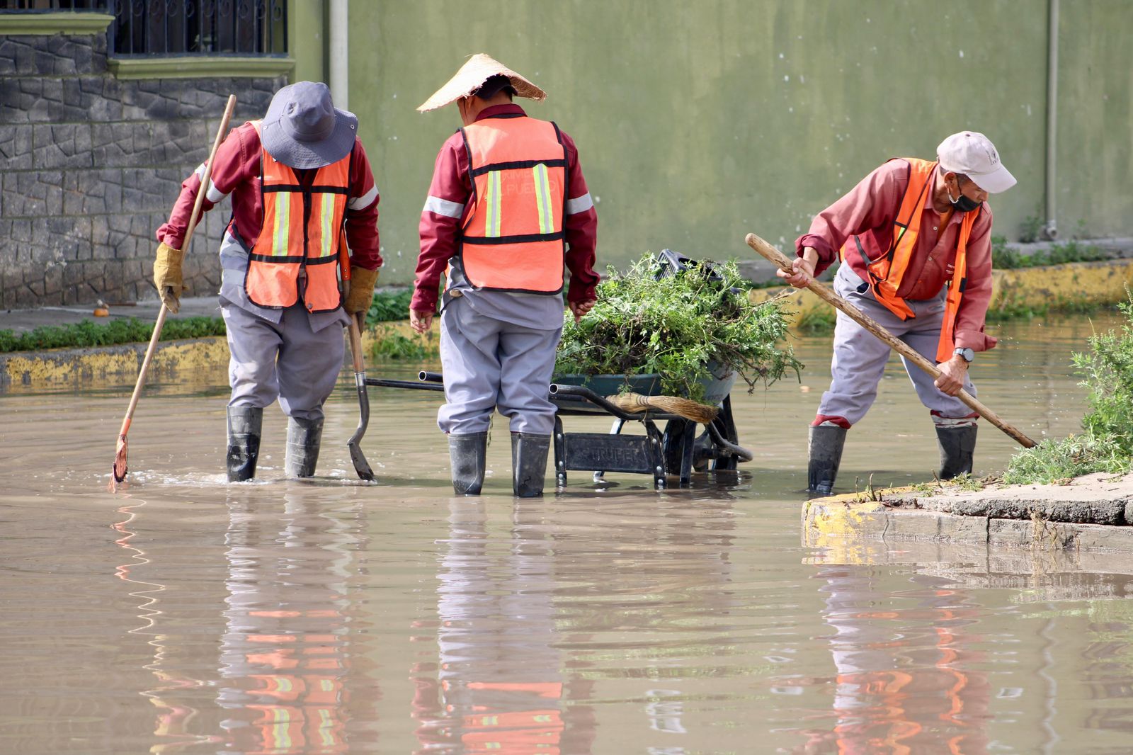 Continúan labores de limpieza en Los Tuzos tras desbordamiento del río de las Avenidas