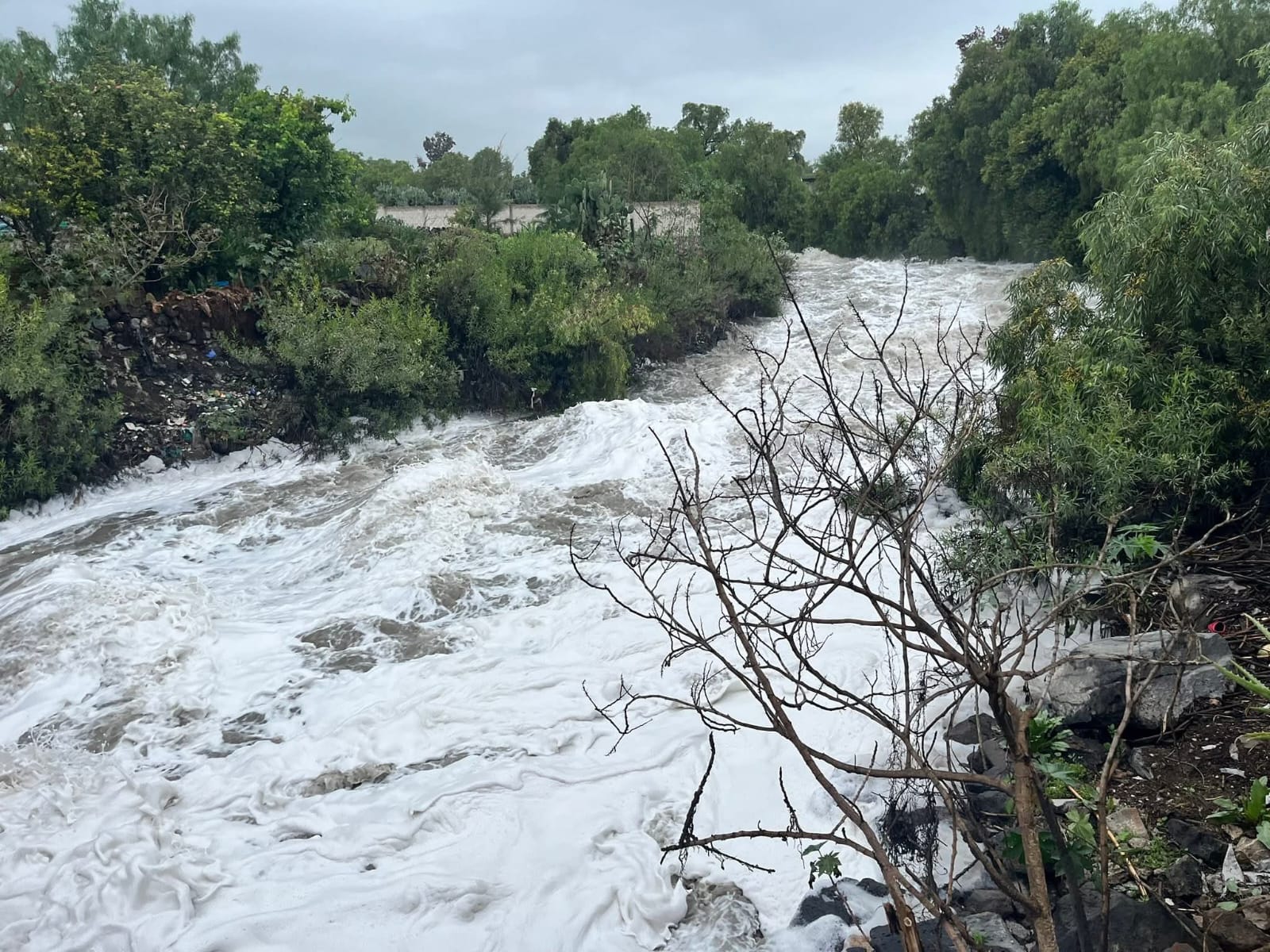 Río en Hidalgo incrementa su caudal; Protección Civil emite alerta preventiva