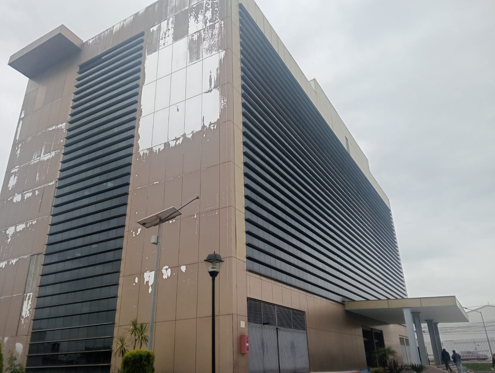 Lluvias evidencian goteras en Torre Legislativa: más de 10 oficinas afectadas