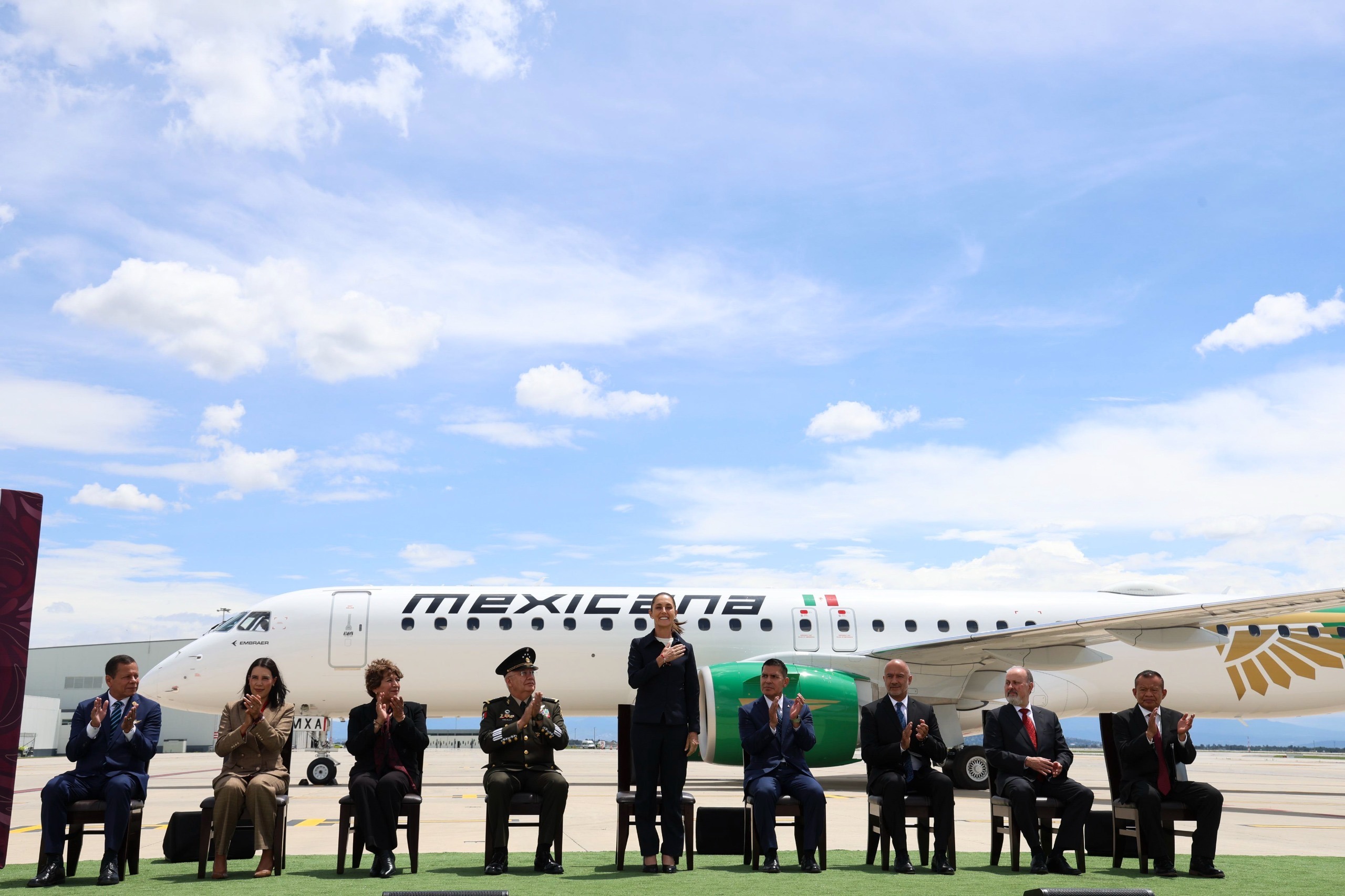 Claudia Sheinbaum recibe primer aeronave Embraer e195-e2