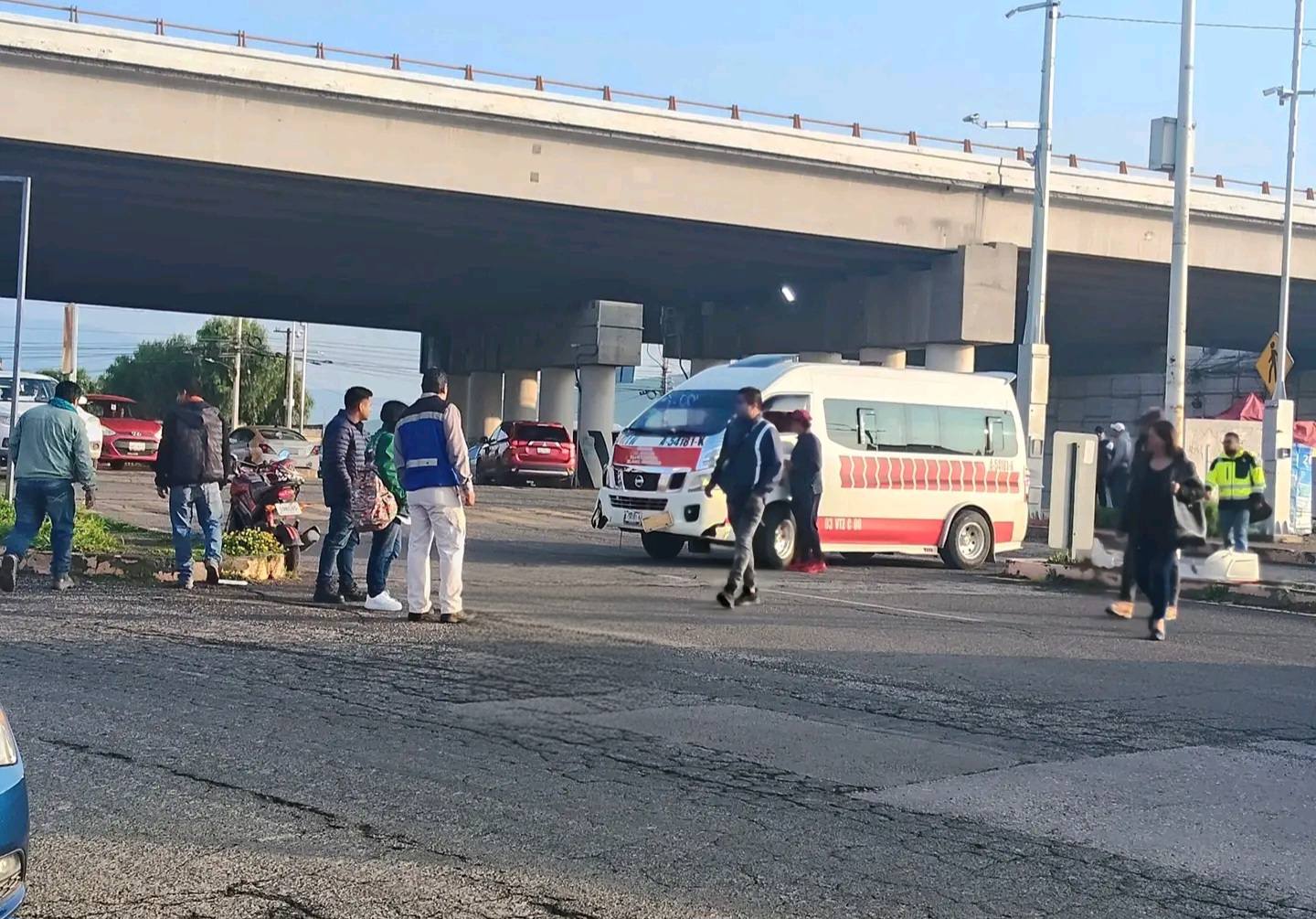 Motociclista es arrollado por combi en Villa de Tezontepec