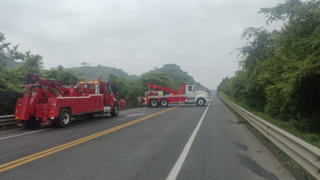 [VIDEO] Accidente en la autopista México–Tuxpan deja tres muertos y dos heridos