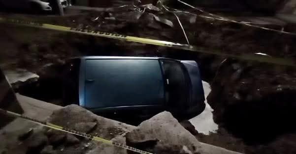 Auto cae en zanja sin señalizar en Pachuca; vecinos acusan negligencia de Caasim