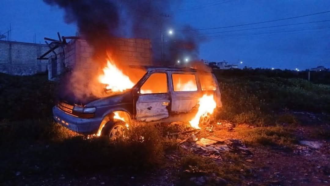 Vehículo se incendia en colonia La Loma de Pachuca