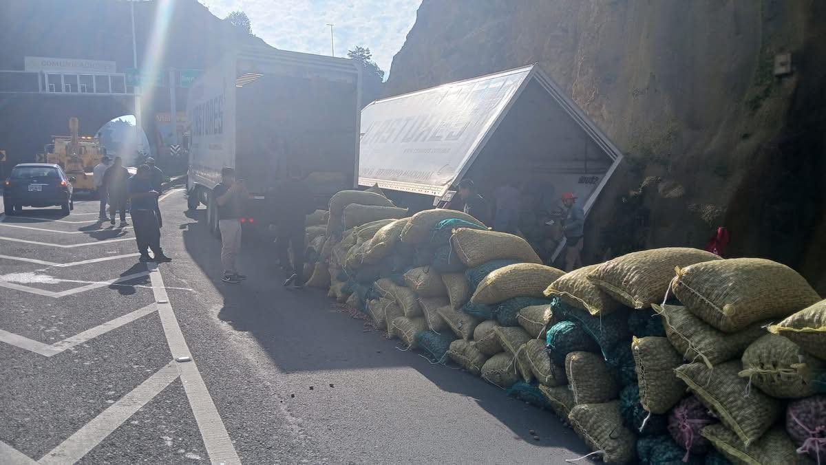 Vuelca camión en la entrada a Real del Monte: vecinos apoyan a retirar carga sin rapiña