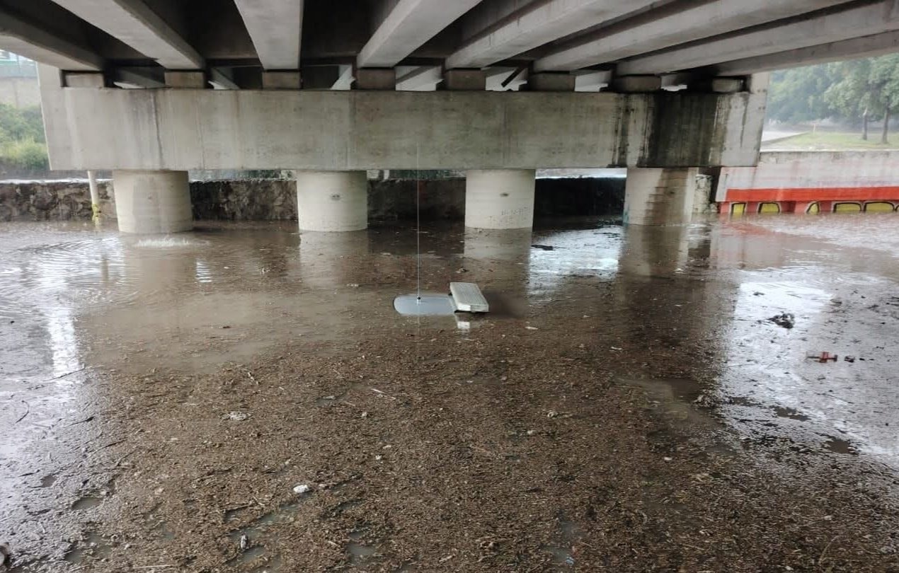 Patrulla de Hidalgo queda sumergida por inundación en Tlaxcala