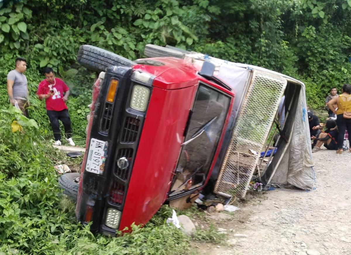 Volcadura en Huejutla deja 8 heridos y una joven sin vida tras volver de una clausura escolar