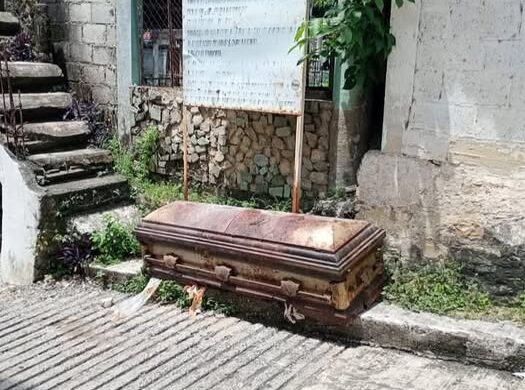 Huejutla: abandonan ataúd frente al panteón municipal