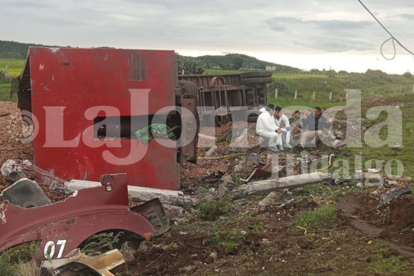 Vuelca tractocamión en Zempoala; mueren dos personas