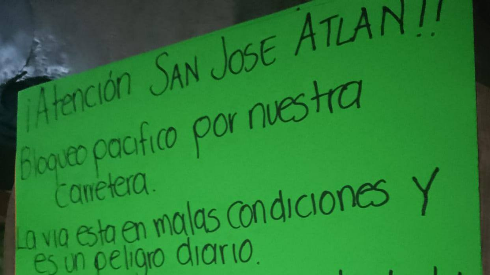 Bloquean carretera en Huichapan por abandono de autoridades