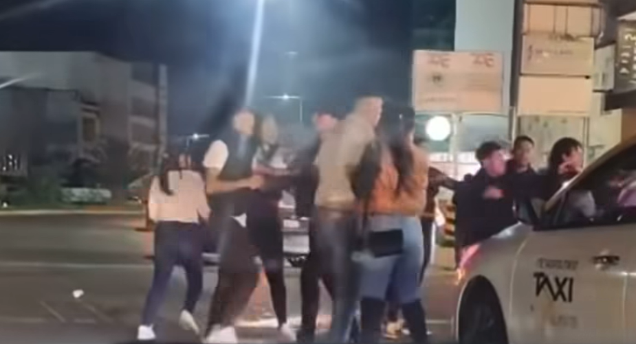 [VIDEO] Violenta riña afuera de bar en Zona Plateada de Pachuca