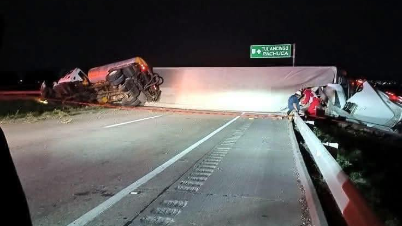 Accidente entre tráiler y pipa cierra el Arco Norte por más de 10 horas