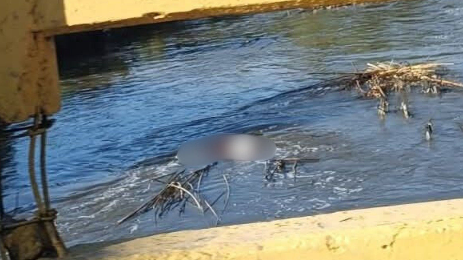 Hallan cuerpo flotando en canal de aguas negras en Tlaxcoapan