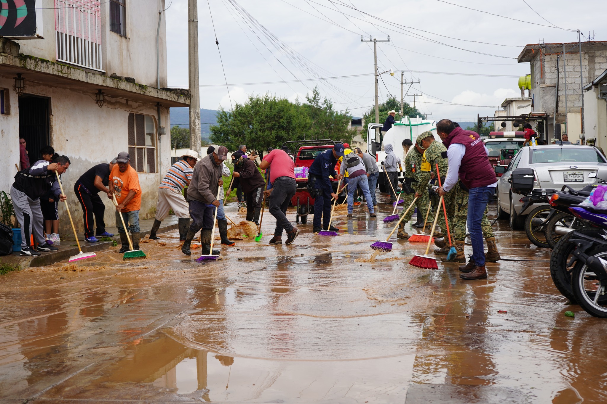 Desbordamiento en Santiago Tulantepec deja daños en viviendas y zona industrial
