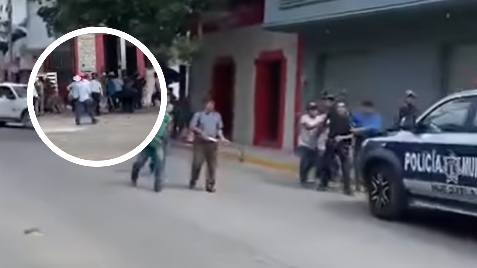 [VIDEO] Pobladores armados retienen a policías y funcionario en Huejutla