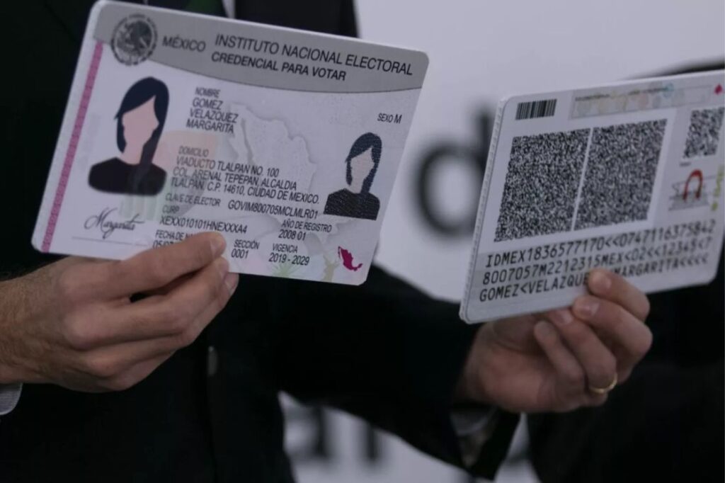 Nueva credencial del INE con foto al reverso y mejoras táctiles.