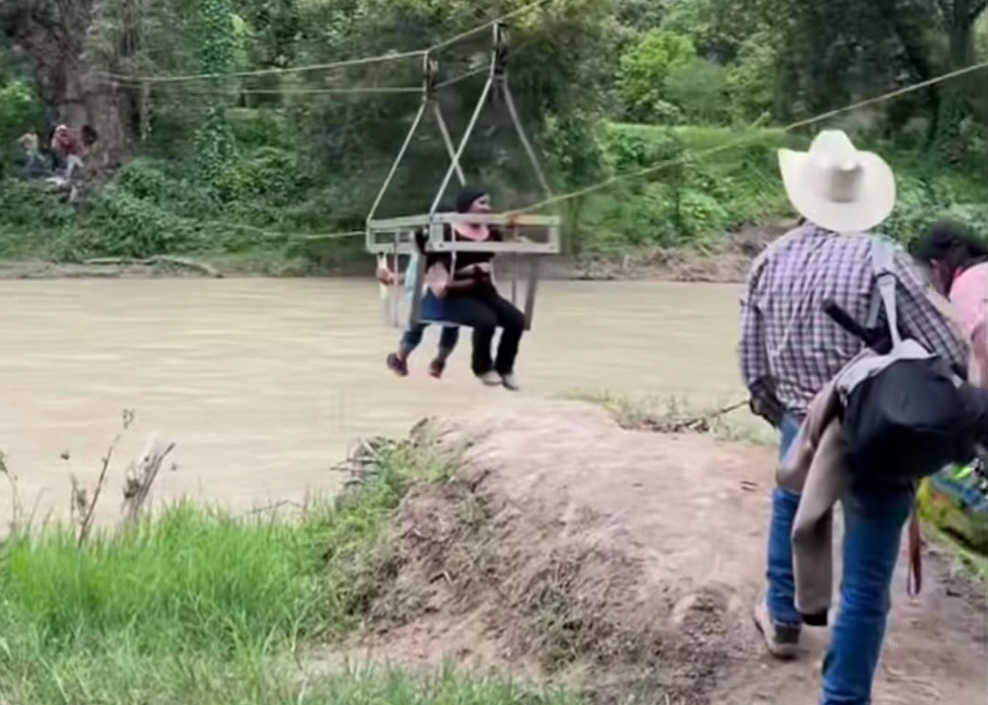 Instalan tirolesa hechiza para comunicar poblados de Hidalgo ante crecida del río