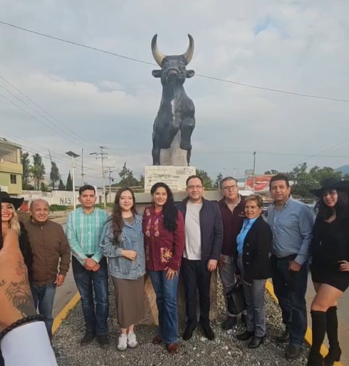 Santiago Tulantepec devela estatua de toro en medio de debate por maltrato animal y falta de reglamento