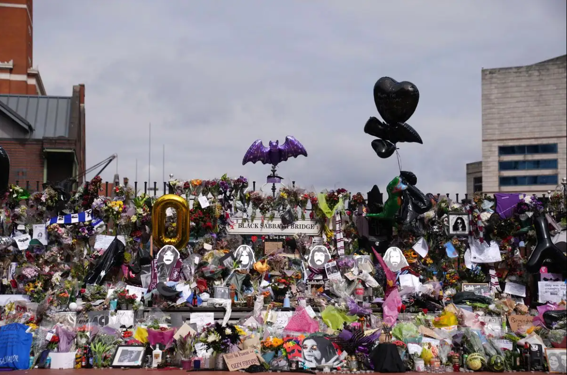 Último adiós de miles de fans a Ozzy Osbourne en Birmingham
