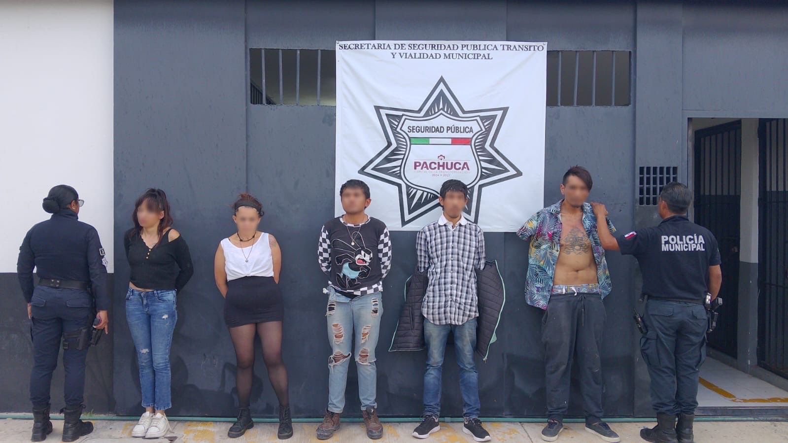 Detienen a cinco personas por posesión de drogas en colonia de Pachuca