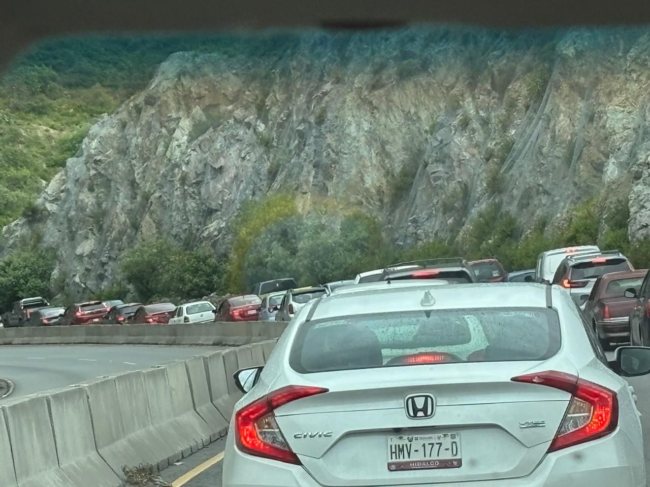 Accidente provoca desvíos en la carretera Real del Monte–Pachuca.