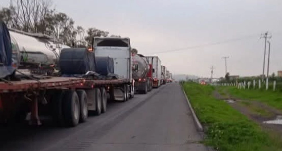 Taxistas bloquean la México-Querétaro tras desaparición de líder transportista
