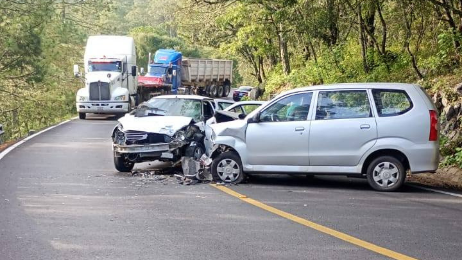 Choque frontal colapsa carretera Jacala-Zimapán