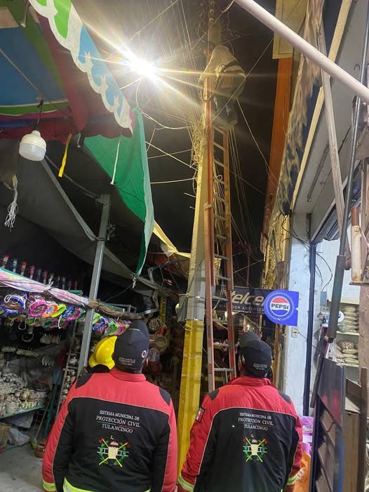 Apagón y cables chispeando en Feria de los Angelitos en Tulancingo