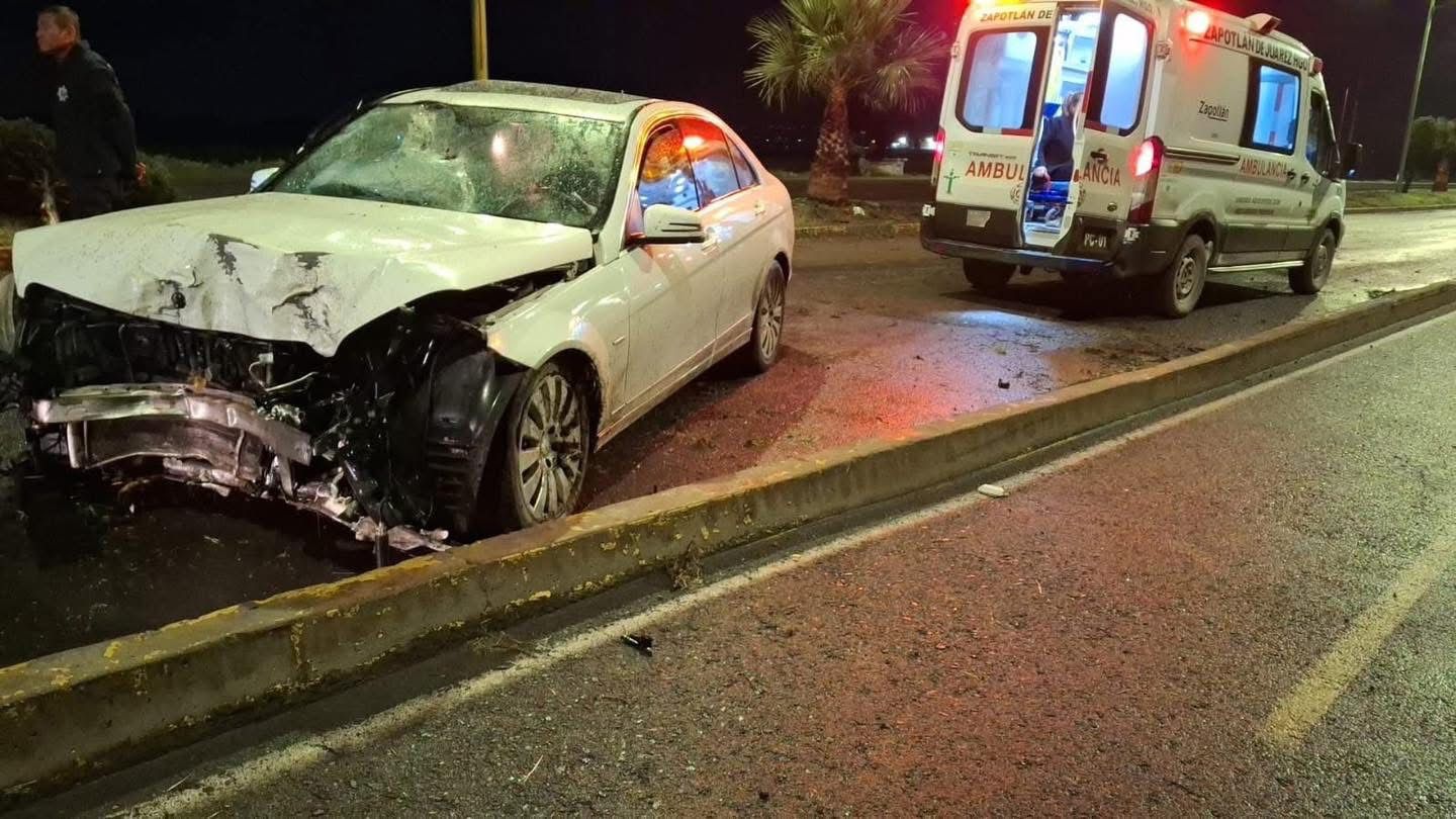Auto sale del camino y choca contra un árbol cerca de la UPMH