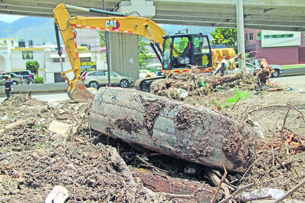 Limpian drenes de municipios afectados en Pachca y Mineral de la Reforma