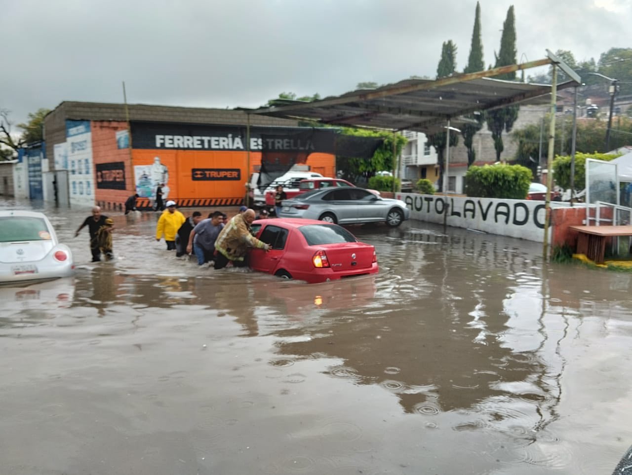 Calles anegadas, autos varados y casas dañadas: así pegó la lluvia en Tepeji