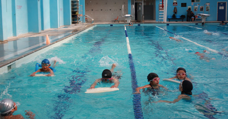 Curso de verano del IMSS acaba mal: cinco menores intoxicados tras nadar en la alberca