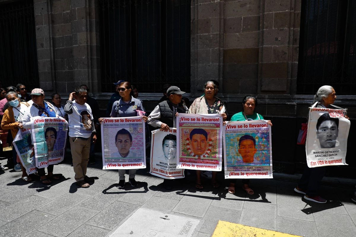 Claudia Sheinbaum habla sobre avances en el caso Ayotzinapa desde Palacio Nacional.