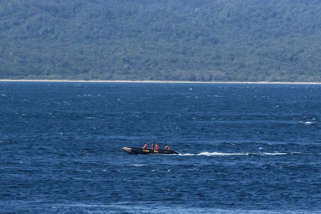 Suman seis muertos por hundimiento de ferry en Indonesia