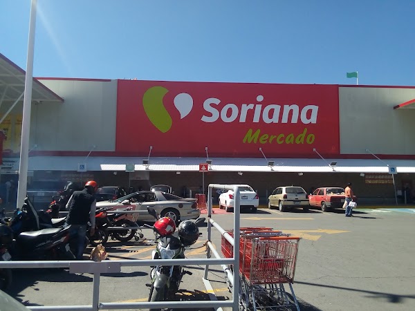 Policía detiene a menor en Soriana por presunto robo.