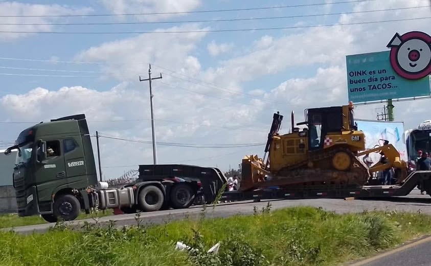 Caos vial en la México-Pachuca: maquinaria se queda atascada y bloquea la autopista