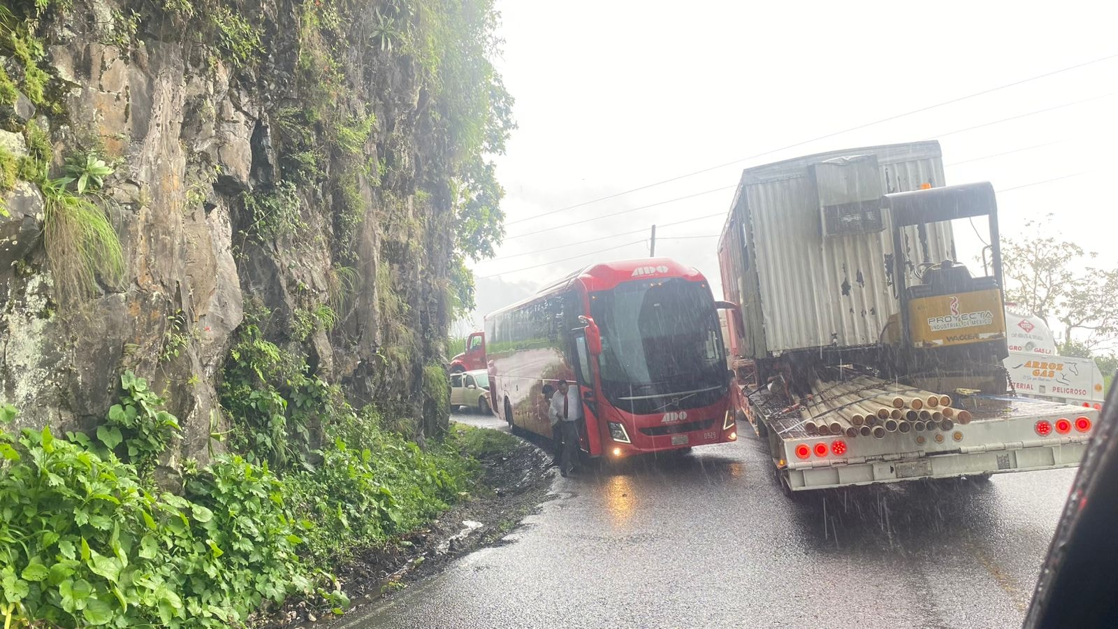 Accidente en la Sierra de Hidalgo deja dos personas lesionadas
