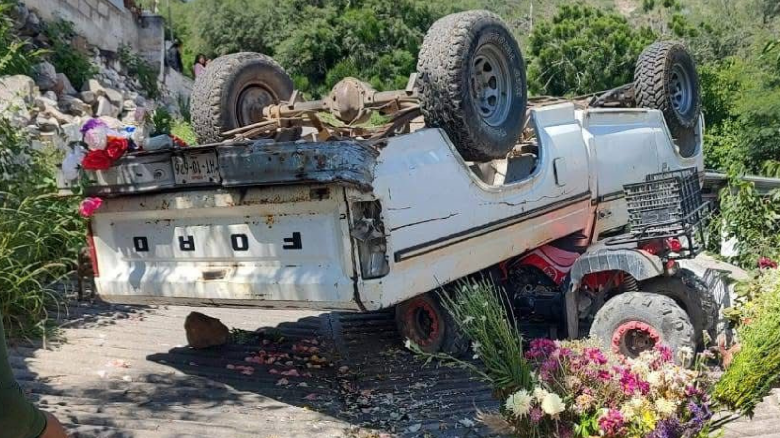 Camioneta volcada en Metztitlán, Hidalgo.
