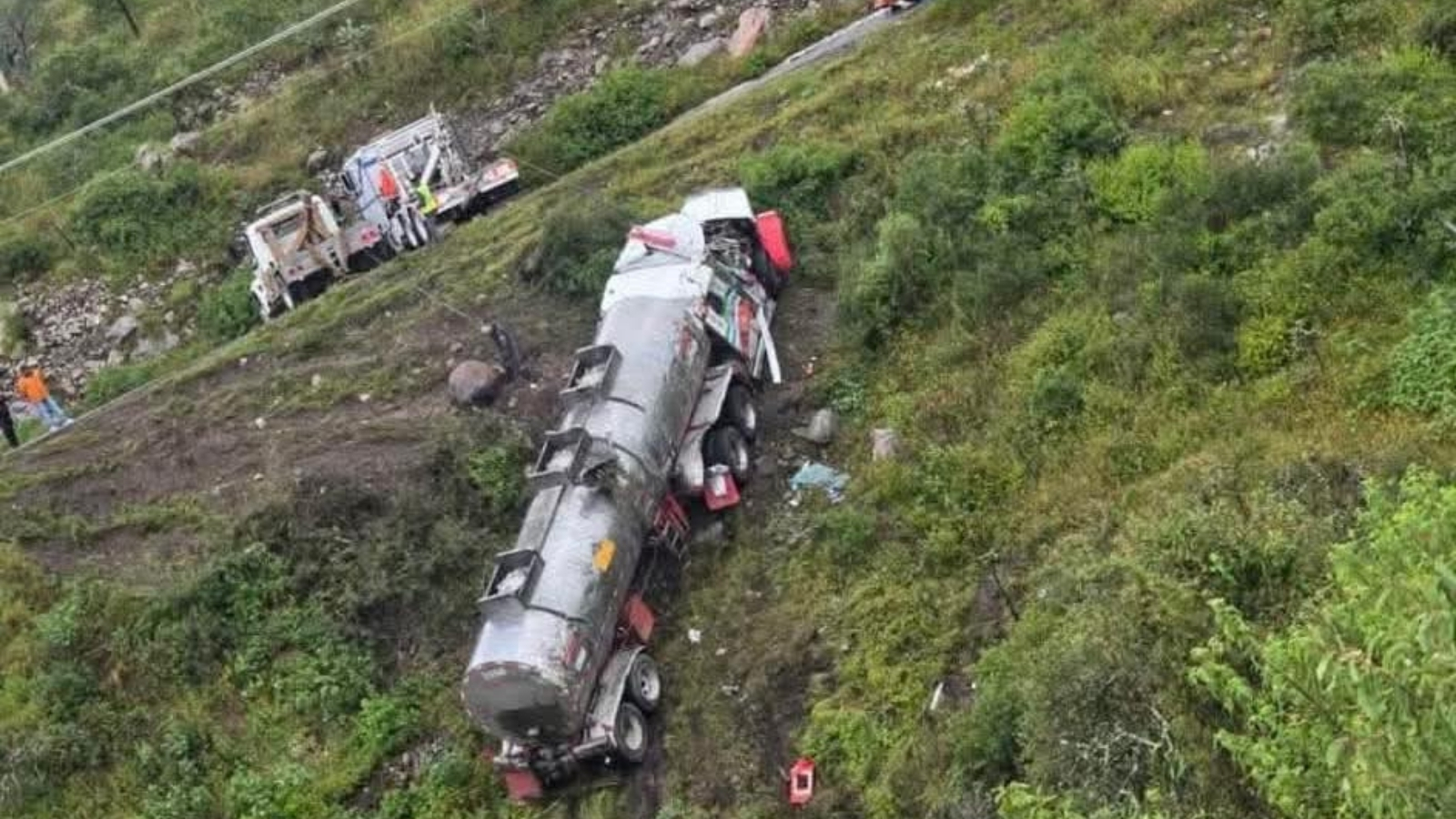 Accidente bloquea la vía Tasquillo-Zimapán