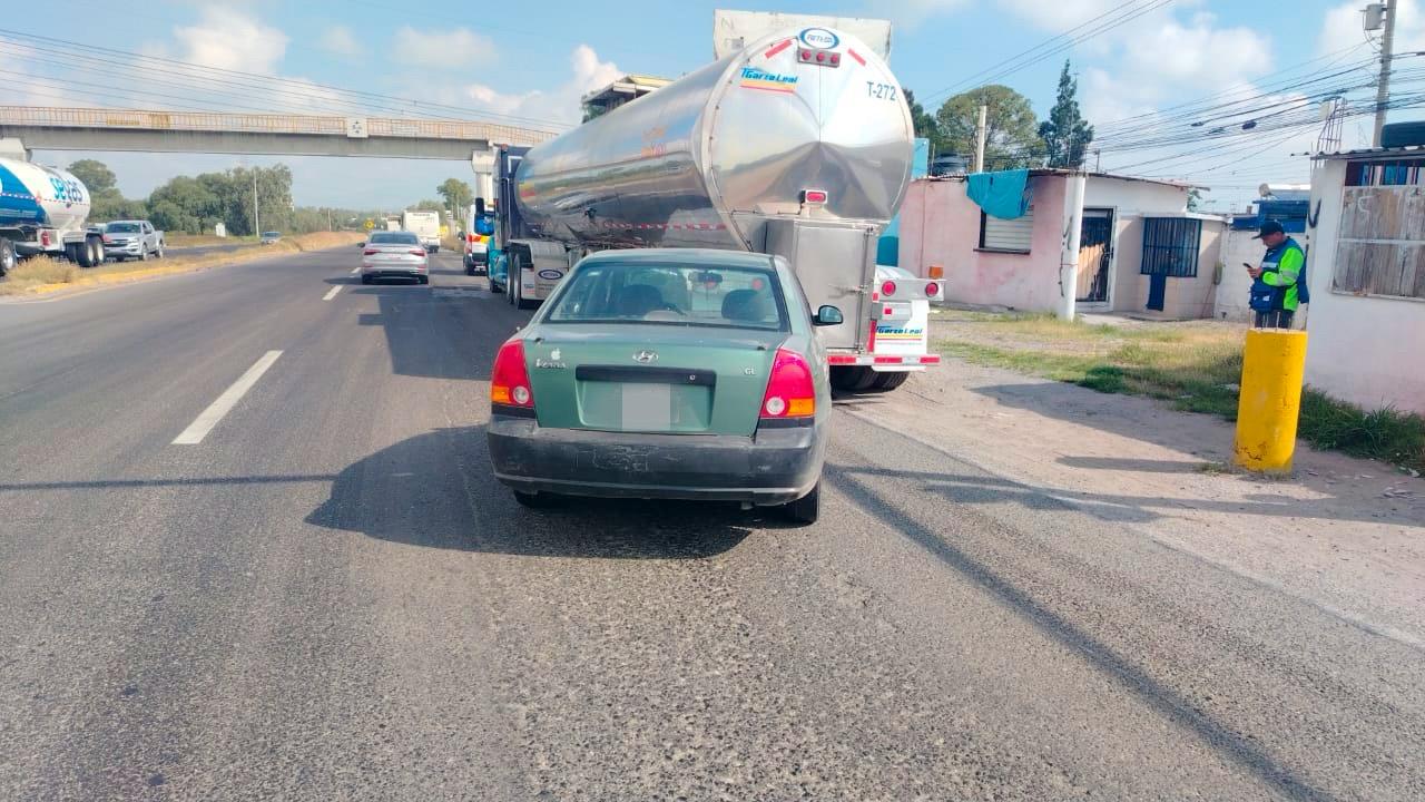 Accidente en Atitalaquia involucra pipa y automóvil con menor de edad